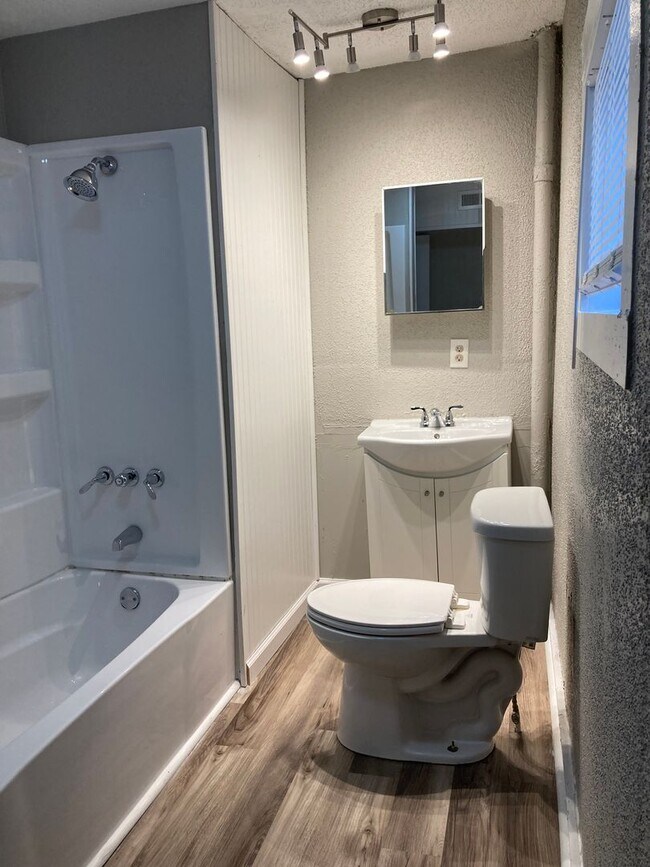 Foto del edificio - Move in special. 2 bedroom house with bonus room
