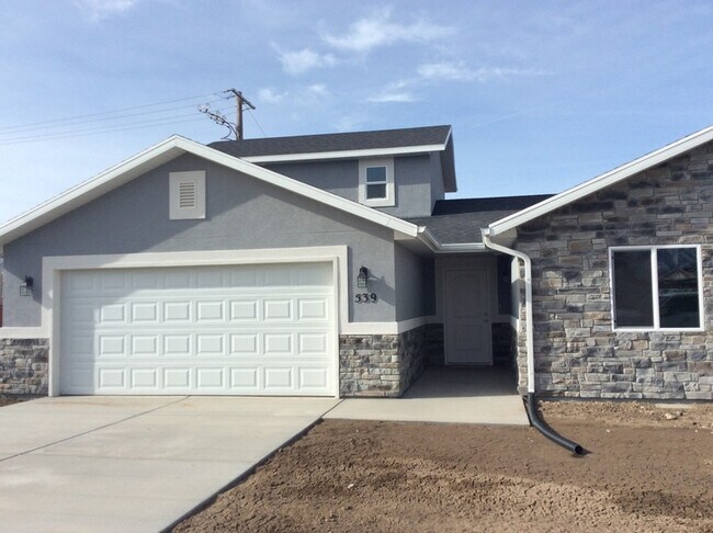 Foto del edificio - 541 N Douglass Dr