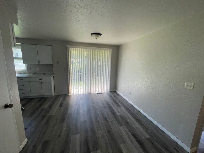 Building Photo - 2 Bed 1 Bath Ranch Duplex