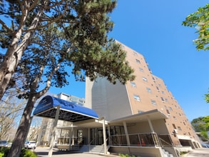 Building Photo - 5200 Lakeshore Rd