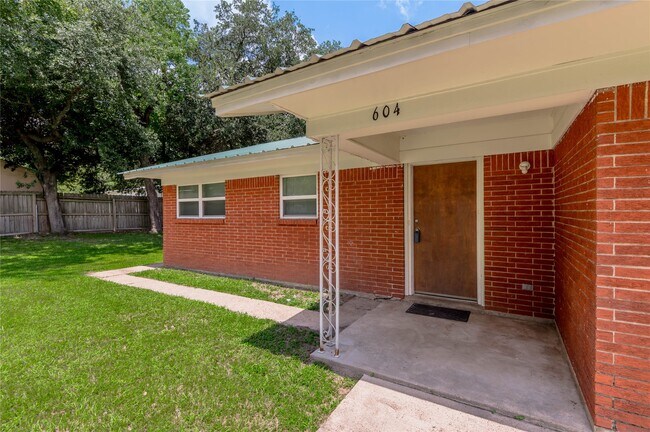 Building Photo - 604 Hayman St