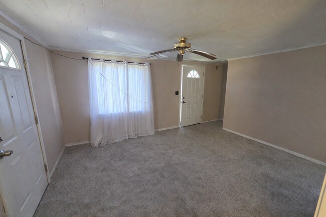Foto del edificio - 3-bedroom, 1-bath home in Clairton, PA