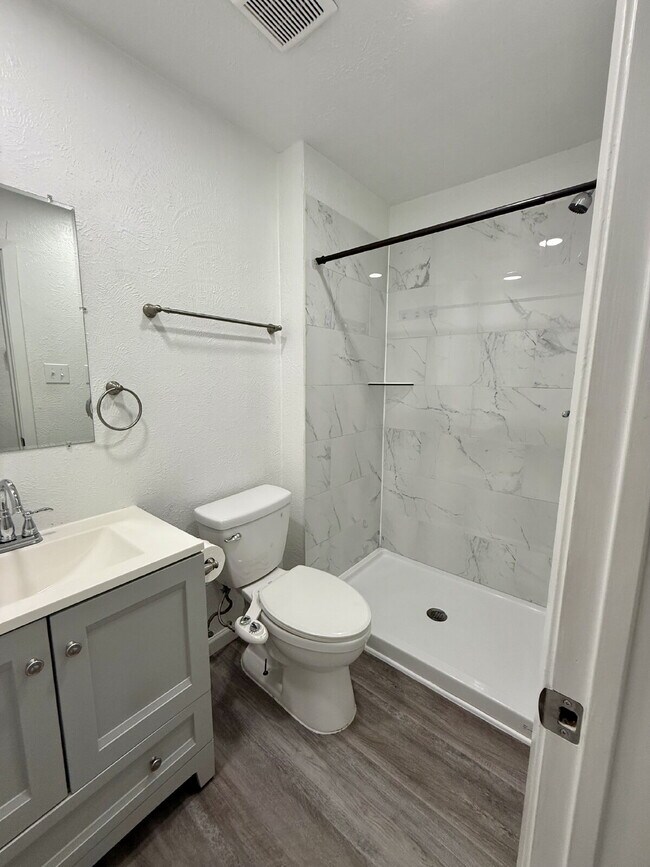 Building Photo - "Charming 3-Bed Oasis with 2 Full Baths in Garland – 1160 Sq Ft of Comfort at 1617 Meadowbrook!"