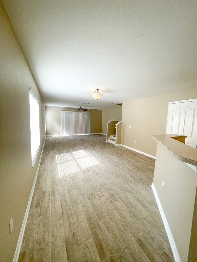 Foto del edificio - SPACIOUS 3 BED/ 2.5 BATH 2 STORY END UNIT ...