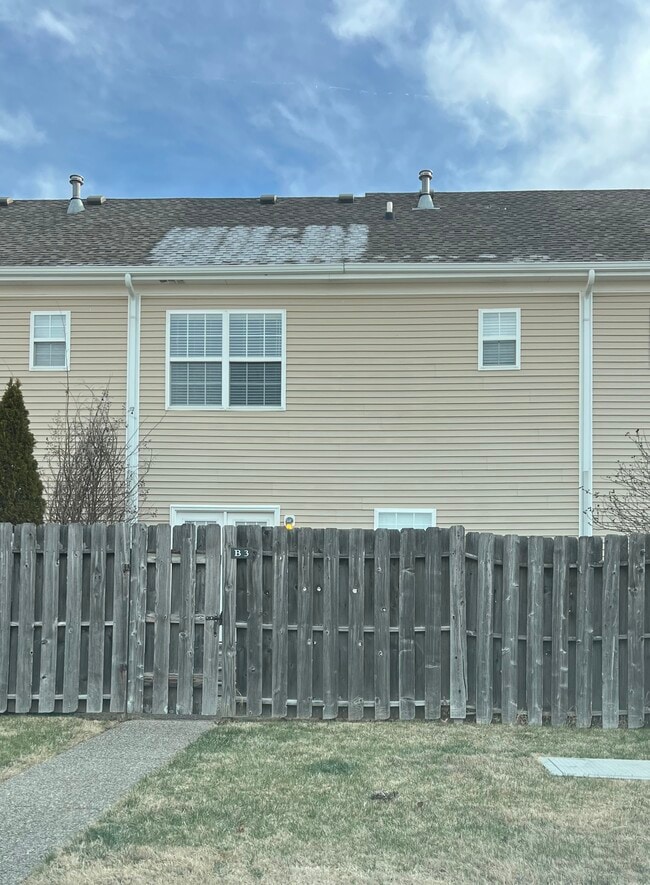 Building Photo - 2271 Dewey Dr