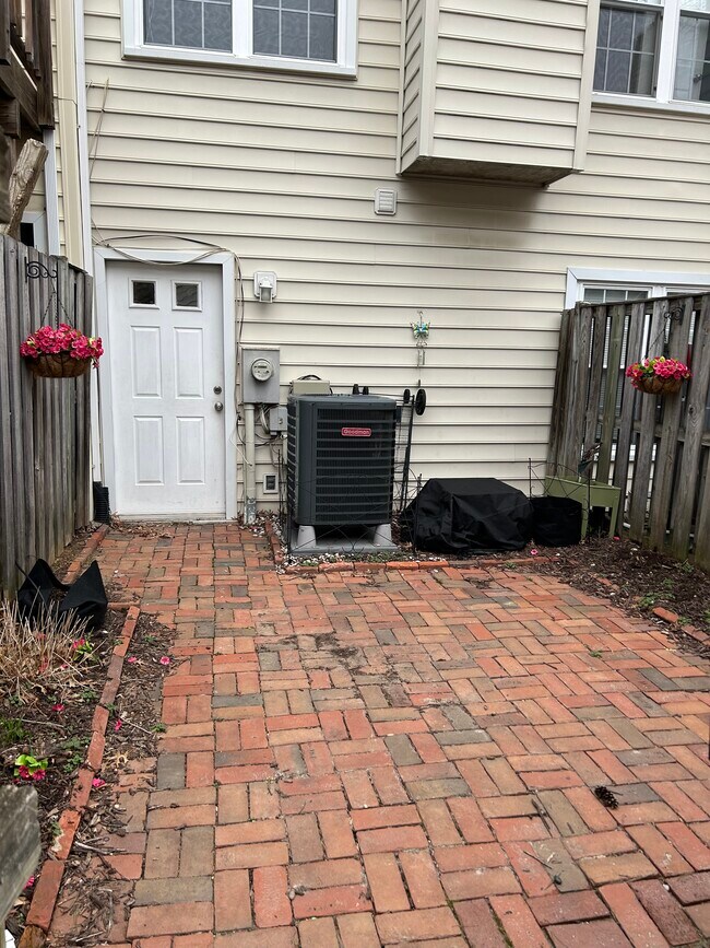 Foto del edificio - 1715 Hart Ct