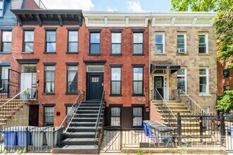 Building Photo - Rare & Spacious 4 Bed 4 Bath Duplex with P...