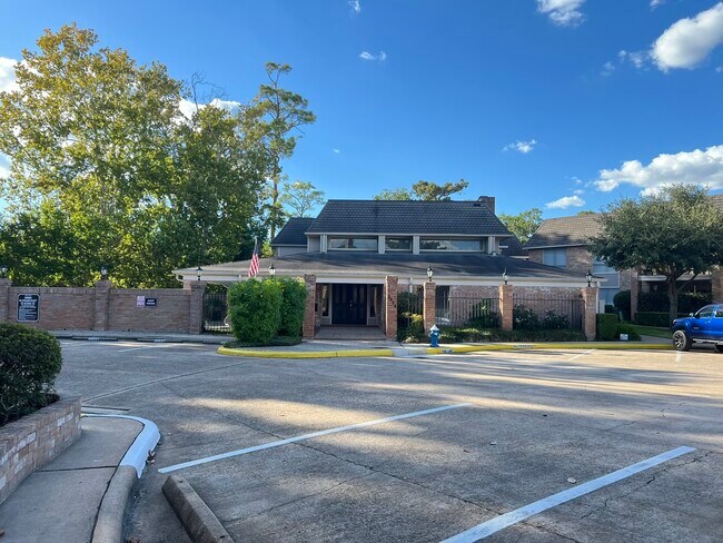 Building Photo - 2230 S Piney Point Rd