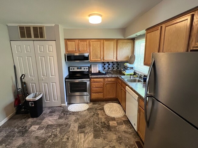 Foto del edificio - 3 Bedroom Ranch in Southwood - Available S...