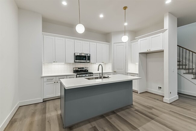 Foto del edificio - 7709 Earl Rudder Wy