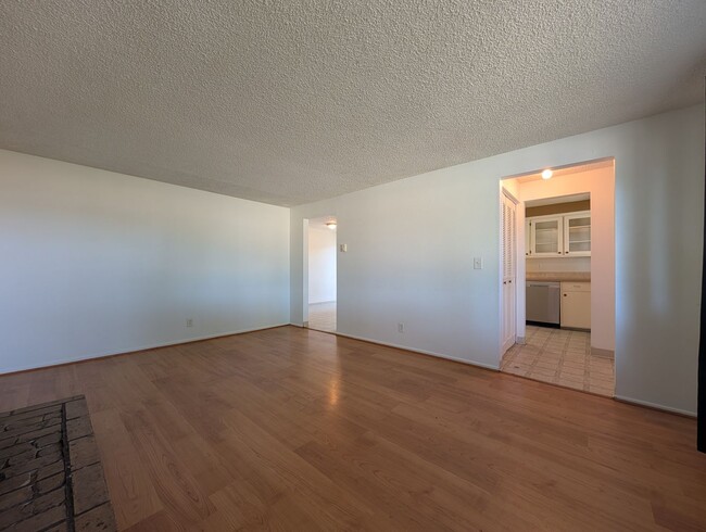 Foto del edificio - 3-bedroom, 1-Bath Duplex On a Corner Lot In The Bethel Area
