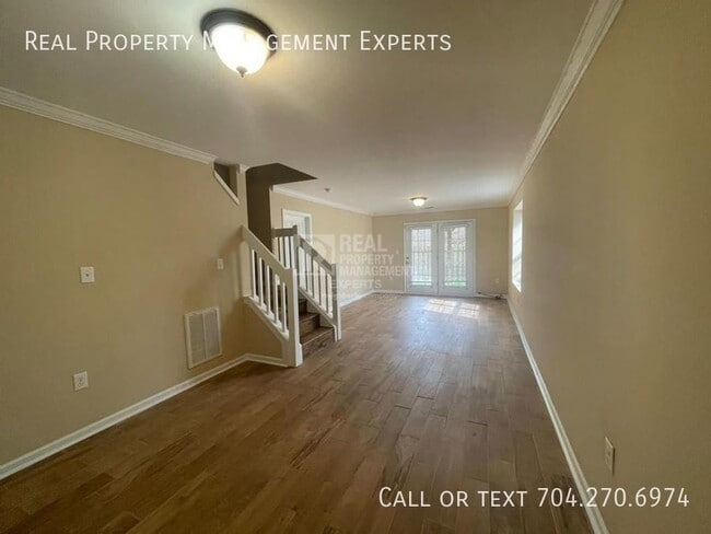 Building Photo - Gorgeous 4 BR & 3.5 BA Townhouse in Pinevi...