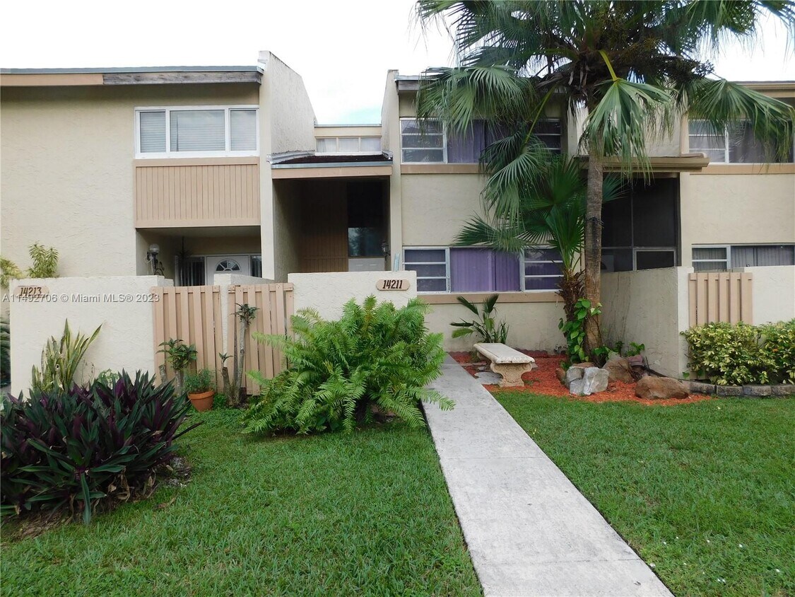 14211 Kendale Lakes Cir, Miami, FL 33183 Townhome Rentals in Miami FL