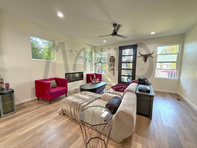 Building Photo - Beautiful Townhouse Steps From Centennial ...
