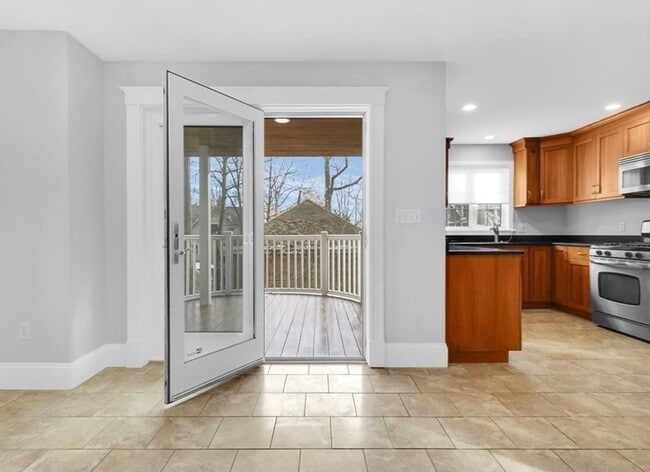 Building Photo - 142 Sutherland Rd