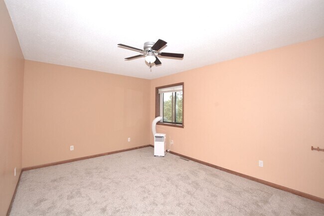 Foto del edificio - 5 Bed/3.5 Bath Single Family House For Rent