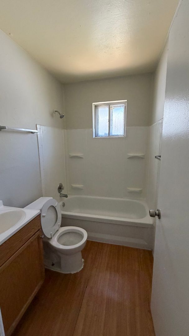 Building Photo - Lovely 3 Bedroom, 1 Bathroom Home