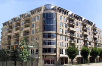 Building Photo - 718 W Trade St
