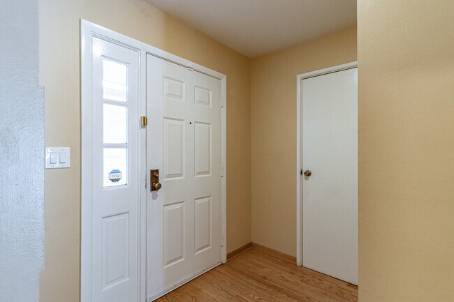 Building Photo - 416 Swallow Ln