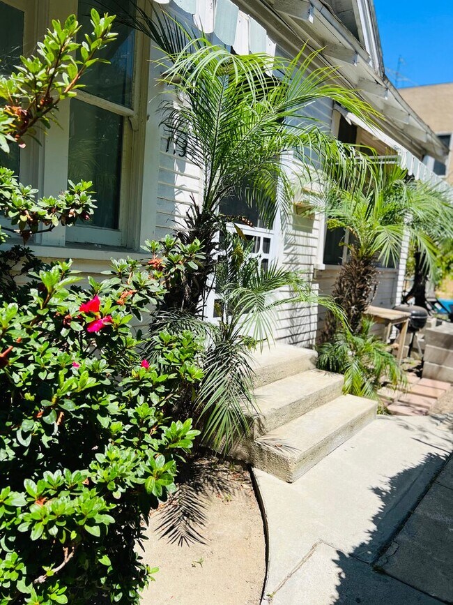 Foto del edificio - Spacious Cute one bedroom a block from the beach