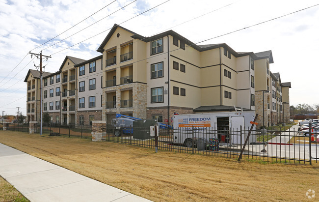 Building Photo - Gala at Oak Crest