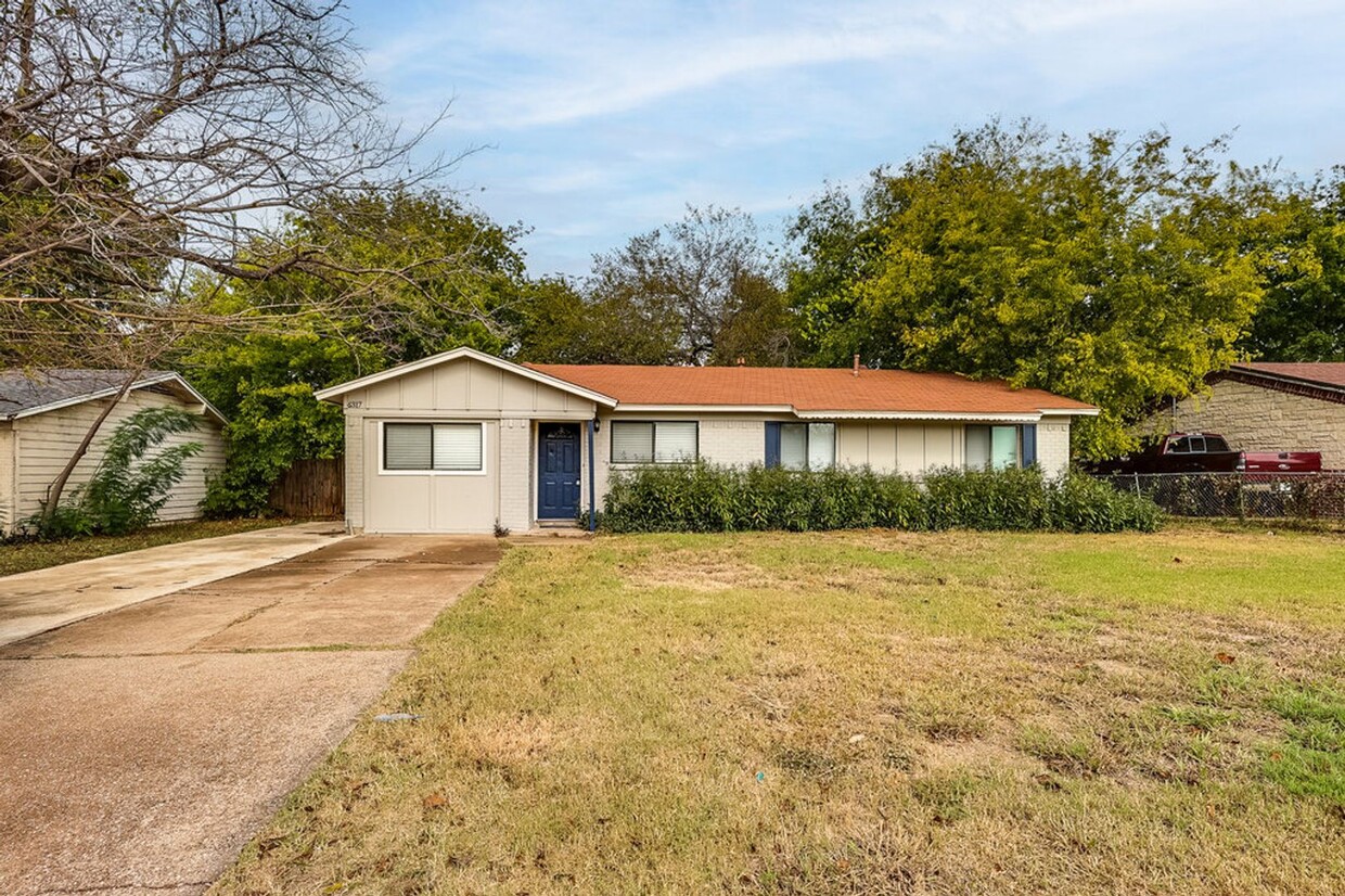 Primary Photo - AVAILABLE NOW! Nice 3 bedroom, 1 Bath home...