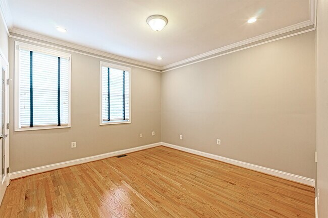 Building Photo - 1535 Gales St NE