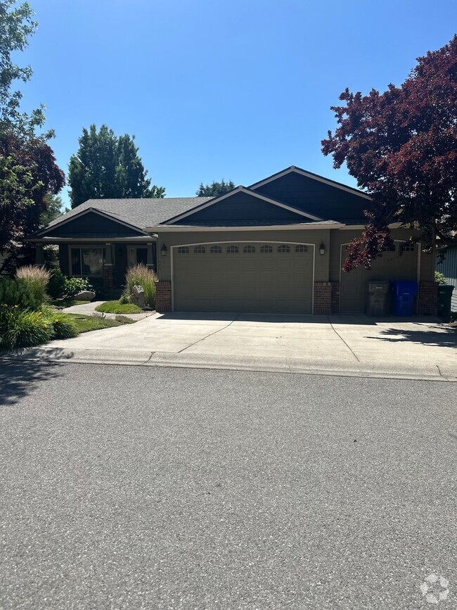 Building Photo - 917 N Garry Dr
