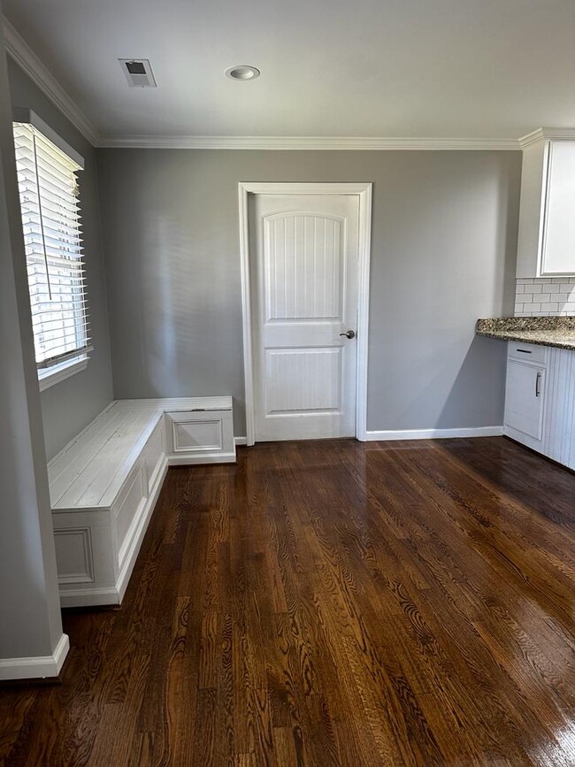 Dining table are with bench storage - 2714 Leo Dr