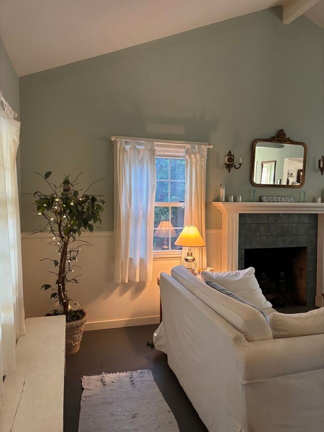 Building Photo - Cozy Coastal Furnished Cottage by the Paci...