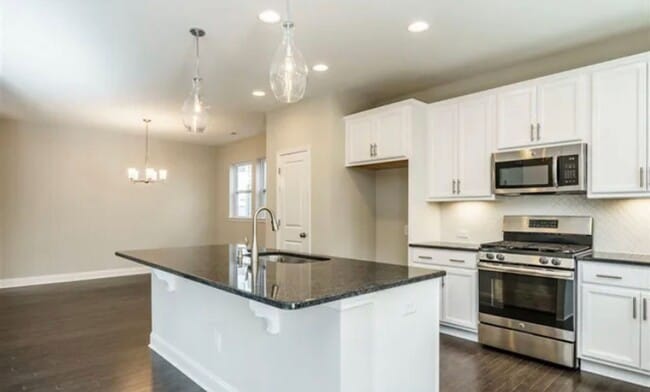 Building Photo - Beautiful & Open 4 Bedroom + 2.5 bath home with Loft!