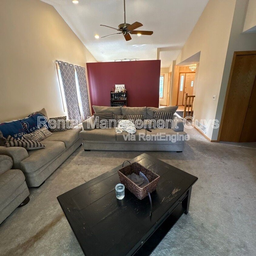Primary Photo - 726 E Nicollet Blvd