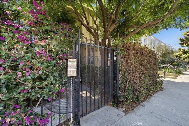 Foto del edificio - 1554 N Hobart Blvd