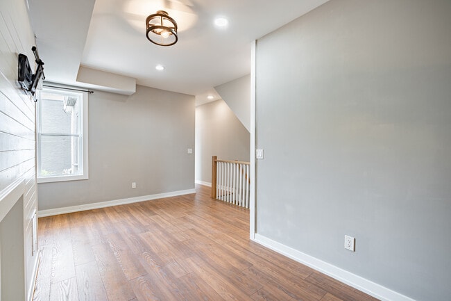 Building Photo - 168 Green Ln