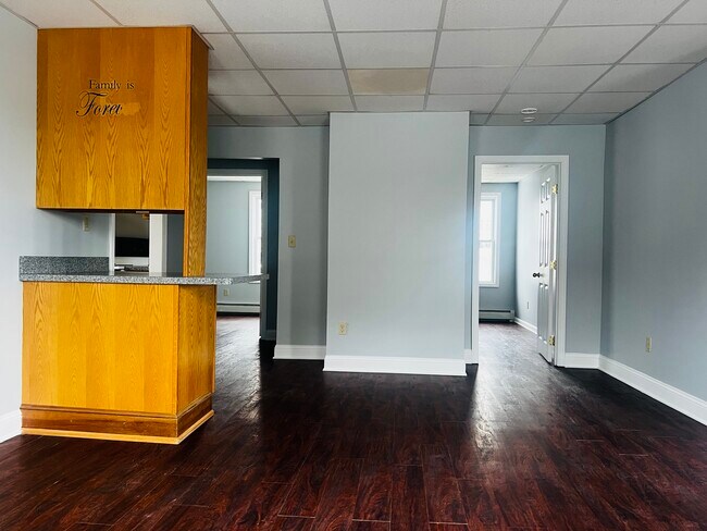 Building Photo - 876 Middle St