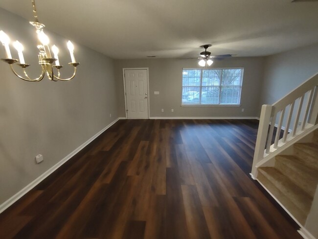 Foto del edificio - Move In Ready Townhome located in the Pres...