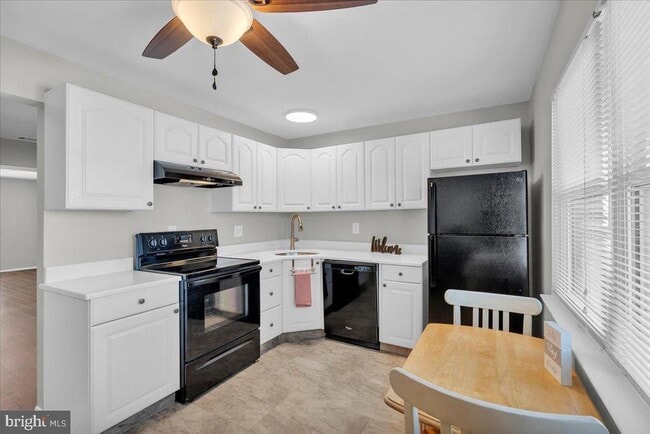 Building Photo - 915 Silver Ct