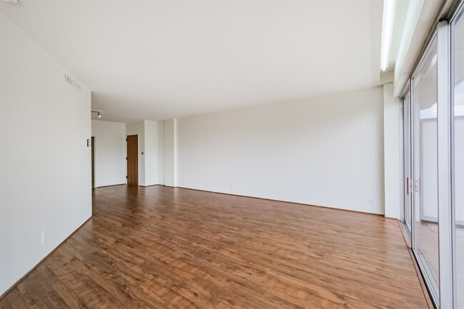 Foto del edificio - 5050 Woodway Dr