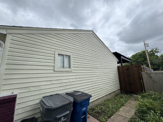 Building Photo - 2318 Fenwick Dr