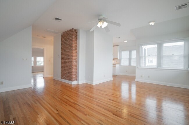 Building Photo - 54 Franklin Pl