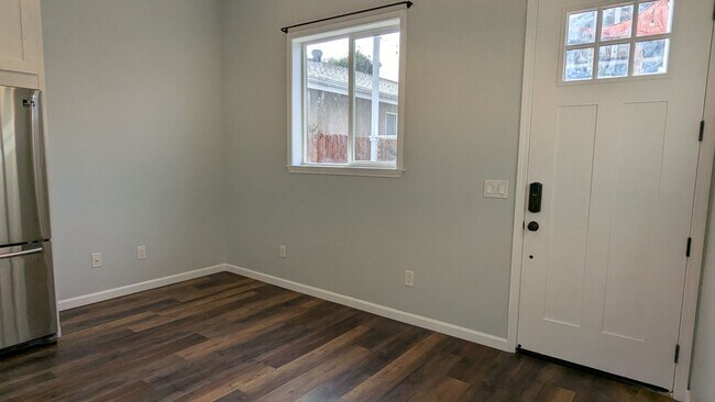 Foto del edificio - Private 1 Bed 1 Bath Back House with Yard ...