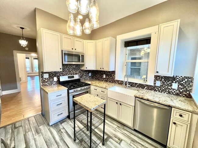 Charming 2 bed 1 bath W/D in unit, free parking, renovated kitchen, fenced backyard, in a walkabl... - Charming 2 bed 1 bath W/D in unit, free parking, renovated kitchen, fenced backyard, in a walkabl... Apartment