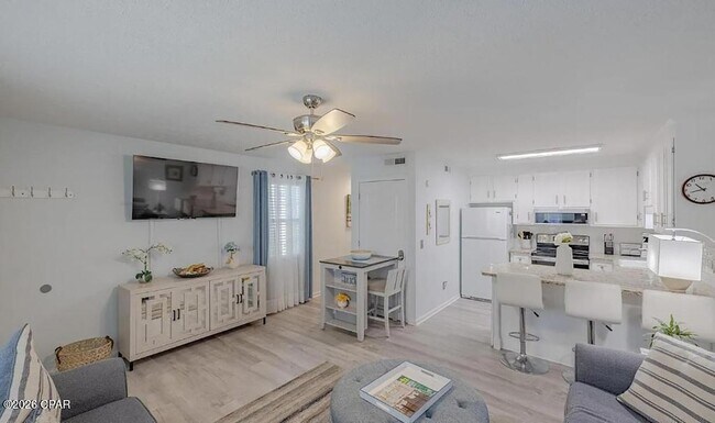 Foto del edificio - 17462 Front Beach Rd