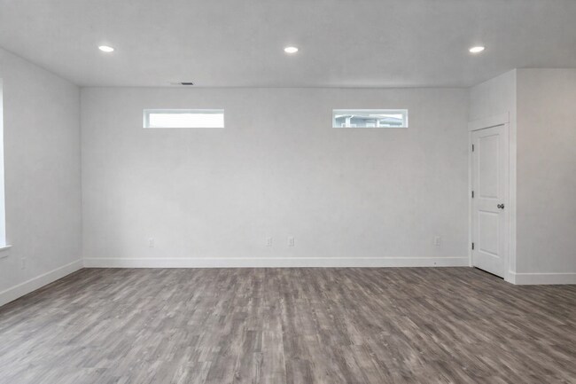 Foto del edificio - NO RENT UNTIL FEB. 1ST! BE THE 1ST TO MOVE INTO THIS BRAND NEW TOWNHOME W/BIG YARD!