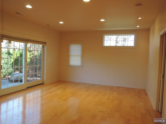 Foto del edificio - 207 Woodside Ave