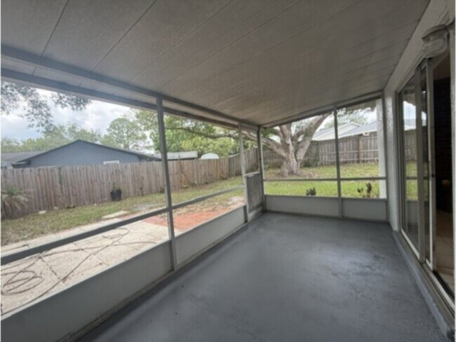 Foto del edificio - Large 4 Bedroom with Family Room, Fireplace, &amp; Screen Porch!
