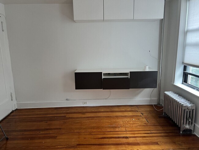 Building Photo - Convenient and Bright Jr. 1 Bed Room in Wo...