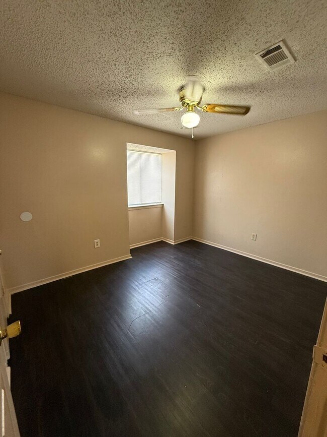 Building Photo - 2 bedroom 2 bath town home in a gated comm...