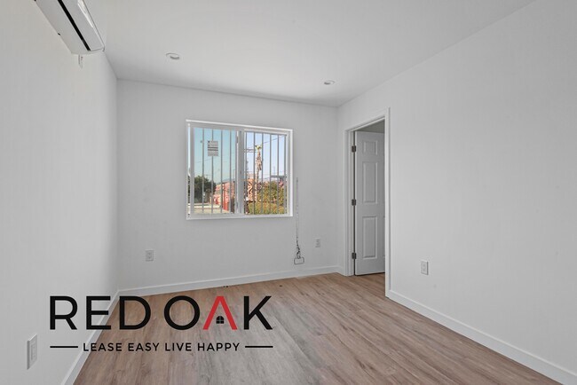 Foto del edificio - ~1 Week FREE~ Incredible Top Floor One Bed...