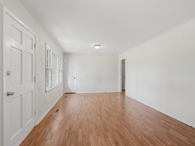 Building Photo - 704 Jackson Dr